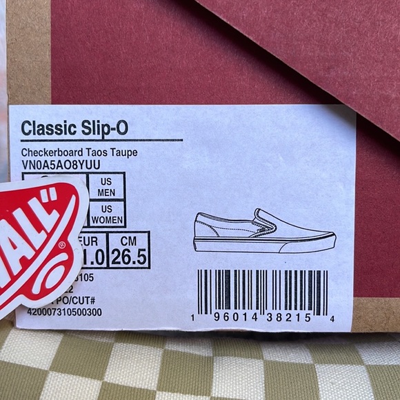 Vans WMNS Classic Slip-0
Checkerboard Taos Taupe
VN0A5A08YUU
Sneakers - Picture 12 of 16